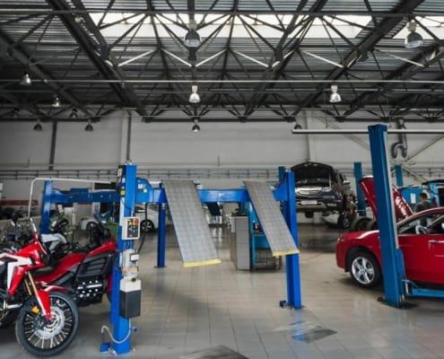 Gemlik’te oto servis içinde araçlar ve lastik montaj-demontaj alanı