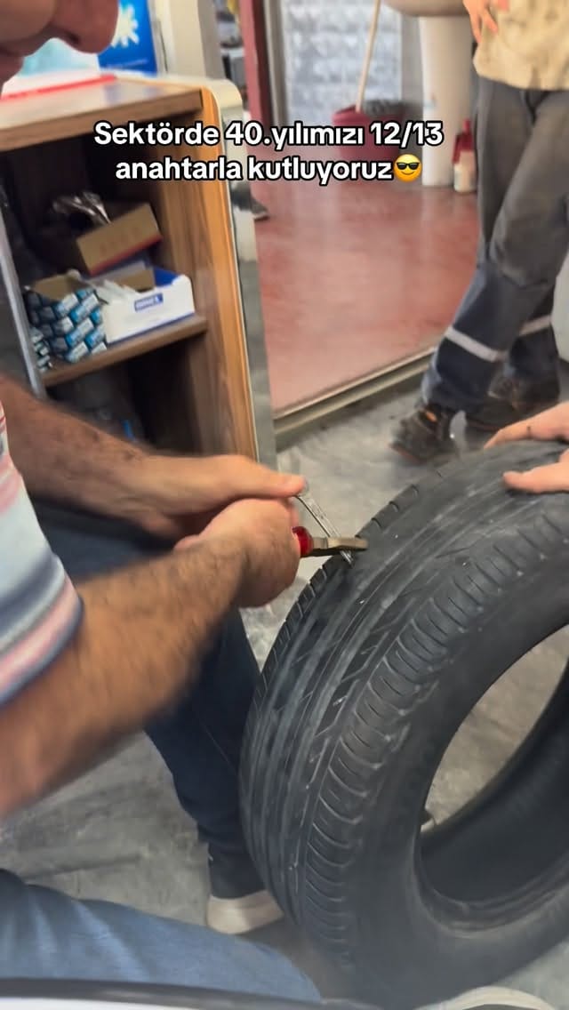 Gemlik’te lastik tamiri yapan usta lastiğe müdahale ederken yakın plan görüntü